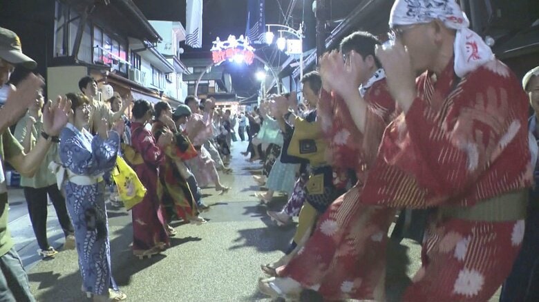4日間夜通し踊り続ける…ユネスコ無形文化遺産・郡上おどりの「徹夜おどり」始まる 13日の人出は6万人｜FNNプライムオンライン