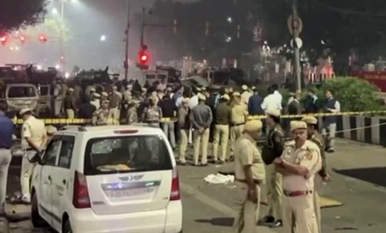 世界遺産「赤い城」近くで爆発　9人死亡…ゆっくり走行していた車が赤信号で停止したところで爆発　インド・ニューデリー｜FNNプライムオンライン