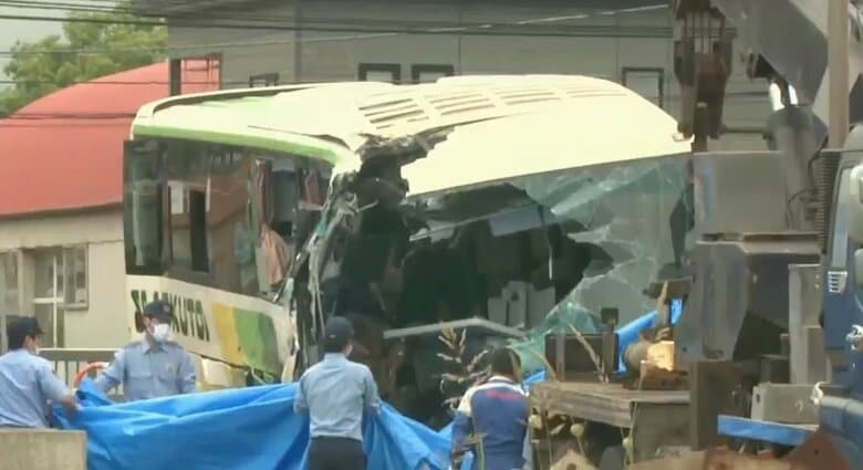 生々しい“事故の痕跡”…ブルーシート外し、警察が初めてバスを検証　北海道・5人死亡事故　｜FNNプライムオンライン