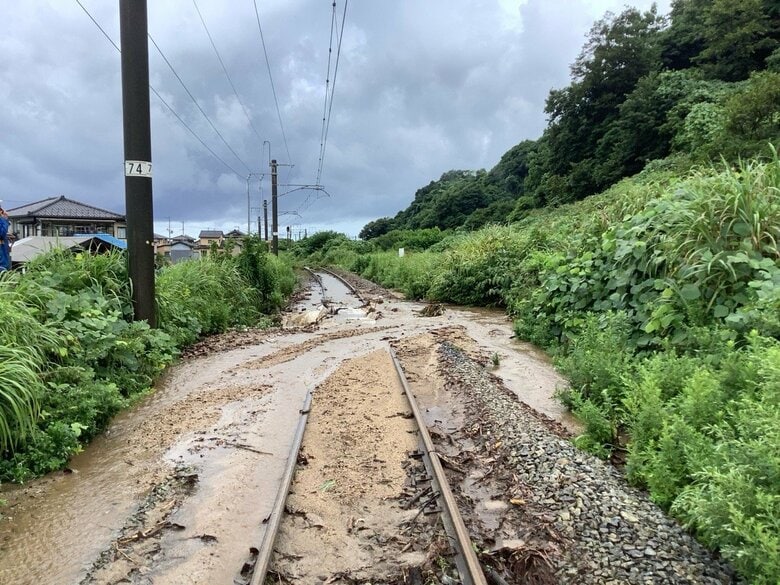 “非常に激しい雨”で線路上に土砂流入…羽越線で一時運転見合わせに　佐渡市の総雨量は400ミリ超　新潟県内9日明け方にかけて土砂災害に注意を｜FNNプライムオンライン