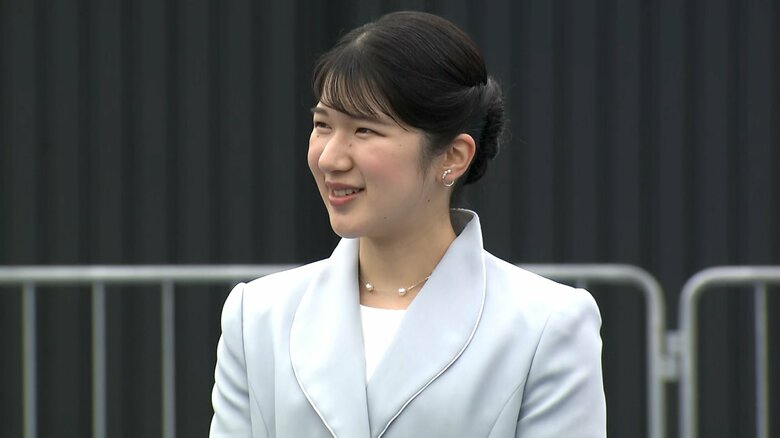 愛子さまが2日目の万博視察「純白ですね。母も喜ぶと思います」皇后さまゆかりの蘭に笑顔　“夢”に「世界平和」記される　｜FNNプライムオンライン