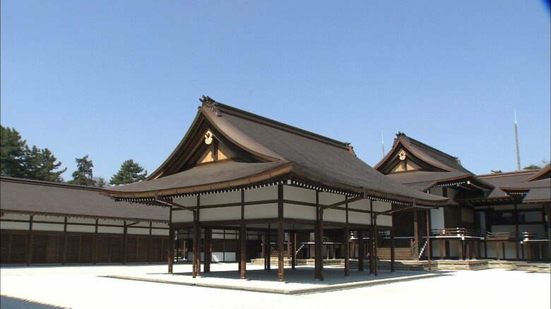 神楽殿前では随行する人もお酒を頂いたという