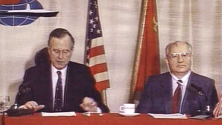 アメリカのブッシュ大統領とソ連のゴルバチョフ書記長