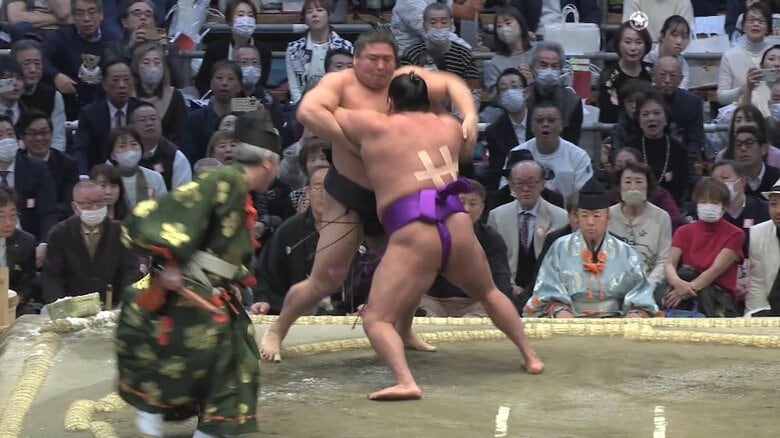 13日目 関脇・若元春を寄り切る