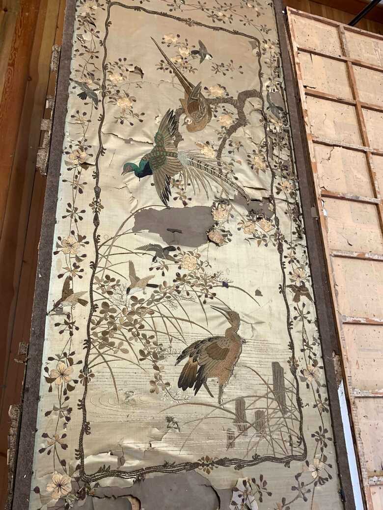 日本刺繍絵画が施された屏風
