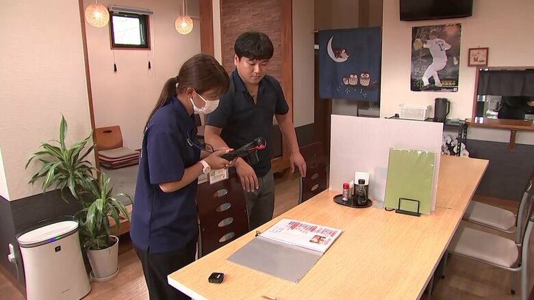 後輩を指導しながら撮影していく