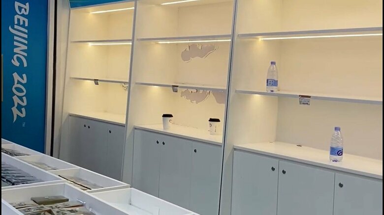 騒動当時の店内　棚には商品ではなく客が放置したとみられる飲み物の容器が・・・