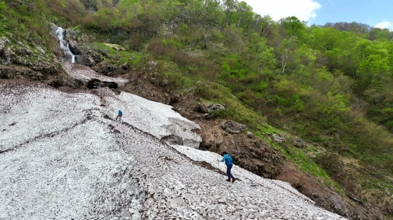 巨大アーチを目指す2人