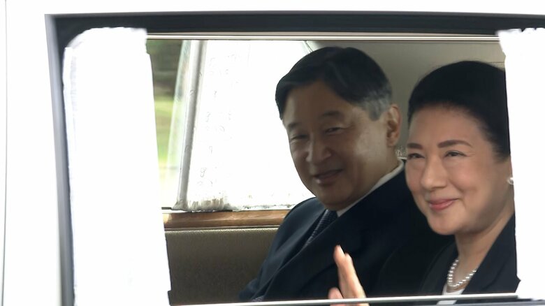 皇居を出発し羽田空港に向かわれる天皇皇后両陛下