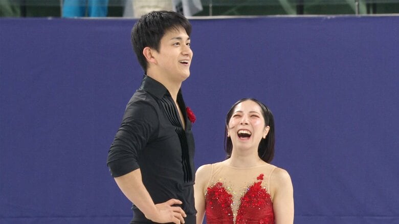 四大陸選手権のフリー、フィニッシュでミスしてしまい爆笑する2人