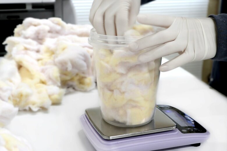 ほこりの計量（提供：西染工）