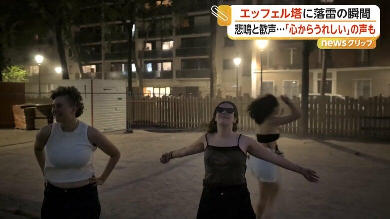 雨が降り、喜ぶ人々