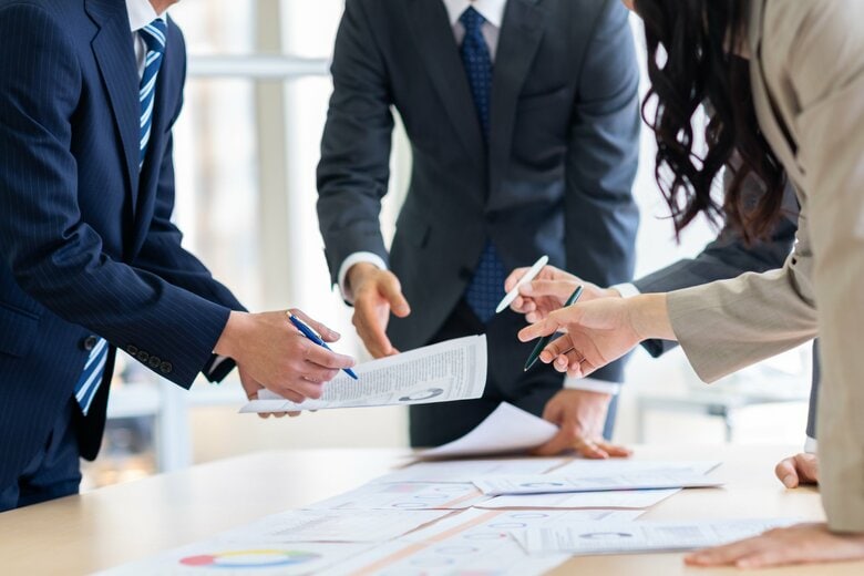 リーダーを支えようとチームで協力し合うが…（画像：イメージ）