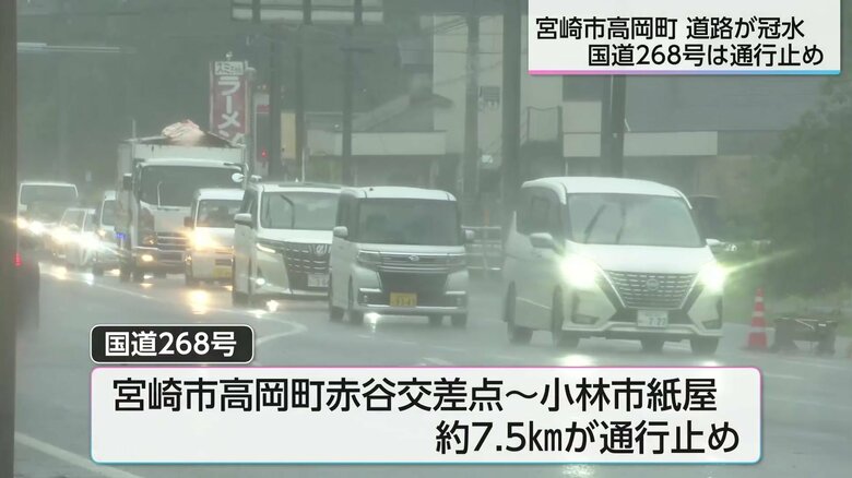 全面通行止めとなった道路でUターンする車