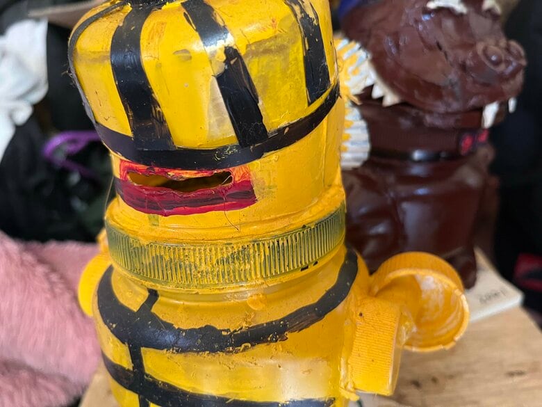 お金を入れる穴をあける