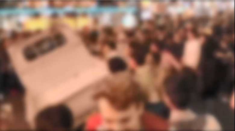 コロナ禍以前の渋谷のハロウィンではトラックが横倒しにされる騒ぎも（2018年）