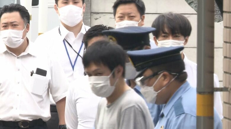 容疑者は、終始、うつむきながら、警察車両に乗せられた