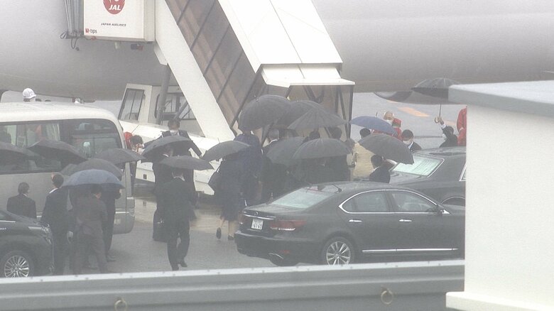 予備機に搭乗される両陛下