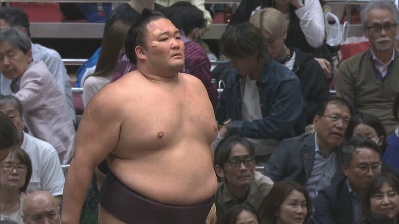 宇良との一番に臨む朝乃山（12日）　画像提供：日本相撲協会