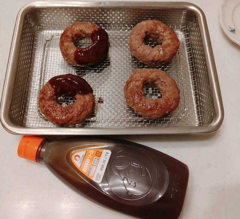 調理中の様子。ソースでチョコレートっぽさを演出