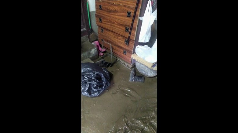 家の中に大量の土砂が…床一面が泥だらけに