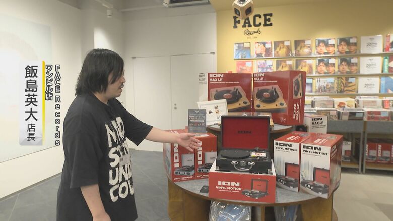 「こちらが人気のプレーヤー」と飯島英大店長