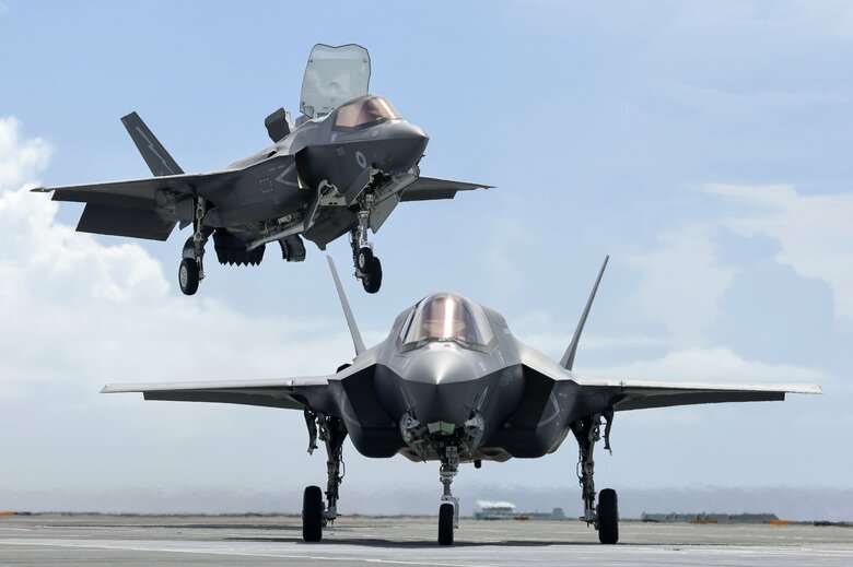 英空軍F-35Bステルス戦闘機。左の機体は噴射口の向きを変えファンの空気取り入れ口を開いている(英空軍公式HPより)