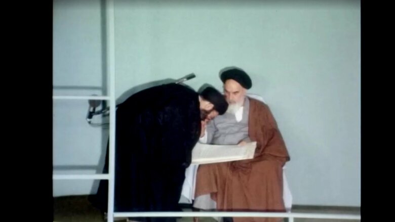 1981年に大統領に選出されたハメネイ師と当時の最高指導者ホメイニ師