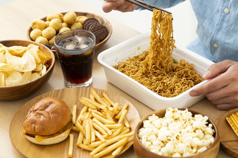 手軽な食事には脂質が多いという（画像はイメージ）