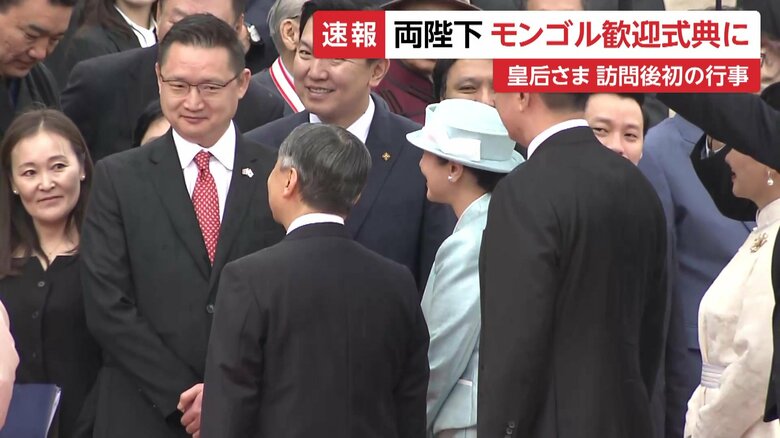 チンギスハン像の前で行われる歓迎式典に出席する天皇皇后両陛下　モンゴル・スフバートル広場