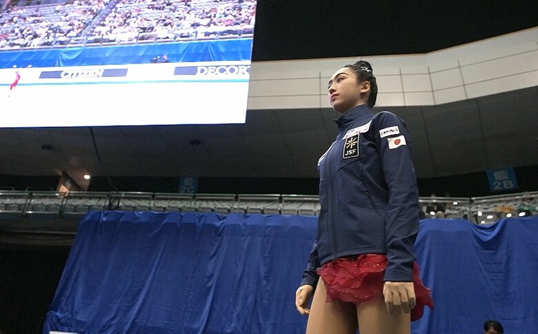 フリー演技前、前の選手の演技を見つめる櫛田