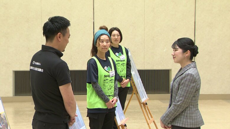 「富来行政センター」でボランティアと懇談される愛子さま(5月19日)