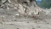 ネパール土石流　高さ約20ｍの国境検問所が基礎部分のみ　そのほかはすべて破壊され跡形無し　中国側死者16人安否不明546人