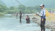 約9mある竿を巧みに…アユの友釣り大会 21歳から81歳までの91人が参加 三重県大紀町の大内山川