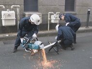 南海トラフ巨大地震を想定…警察官約100人が参加する大規模訓練 交差点では一般車を手信号によって誘導