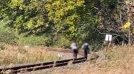 線路内を走る”撮り鉄”が…度を越えた行為に鉄道ファンも怒り_JR北海道「くしろ湿原ノロッコ号」ラストラン撮影目的か_JR釧網本線は通常通り運行中で違法行為にJR北海道も怒り〈北海道 標茶町〉