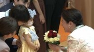 天皇皇后両陛下がオランダの小児がんセンターで子ども達と交流　皇后さまはピンクの花柄ジャケットで　国王夫妻も同行