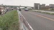 「前の車が何かに乗り上げた」と通報…堤防道路で30代位の男性が倒れ重傷か ひき逃げ事件として捜査 白い車の目撃情報も