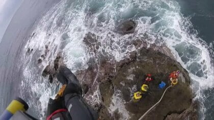 岩場に釣り人3人が取り残される 海保のヘリコプターがつり上げ救出 ケガなし プレジャーボートがエンジントラブル 北海道・上ノ国町の沖合