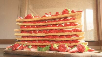 ミルフィーユは高さ約25cm…中津川市のちこり村で「いちごフェア」名産の栗が楽しめるモンブランも人気