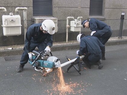 南海トラフ巨大地震を想定…警察官約100人が参加する大規模訓練 交差点では一般車を手信号によって誘導