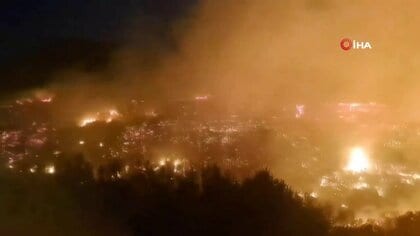 美しい島が火の海に…エーゲ海に浮かぶ人気観光地ヒオス島で大規模山火事　ヘリ消火も強風で難航住民たちは避難　ギリシャで頻発する山火事「放火」か