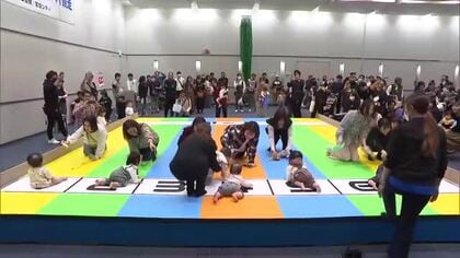 ゴール目指して奮闘　赤ちゃんハイハイ競走