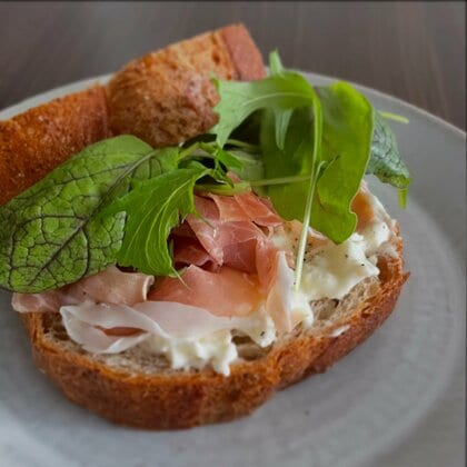 フレッシュチーズのサンドから月替わりチーズプレート…店主のこだわりが詰まった限定クレープやラクレット