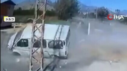 「車がそれて立て直そうと…」パンクでコントロール失ったミニバスが柵に激突横転　運転手が話す事故原因　トルコ