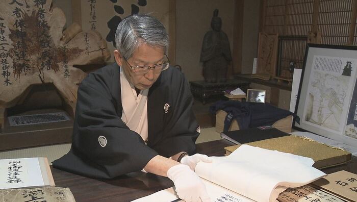 「御渡注進録」について話す宮坂宮司