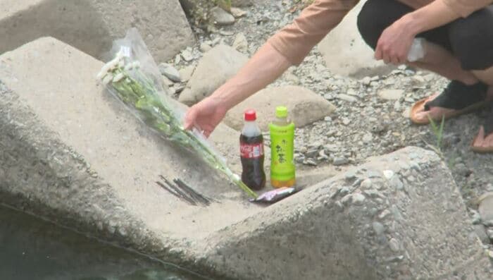 事故現場付近に手向けられた花