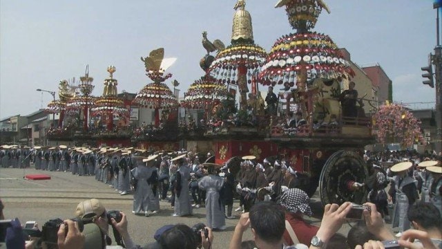 豪華絢爛な7基の曳山が巡行する高岡御車山祭