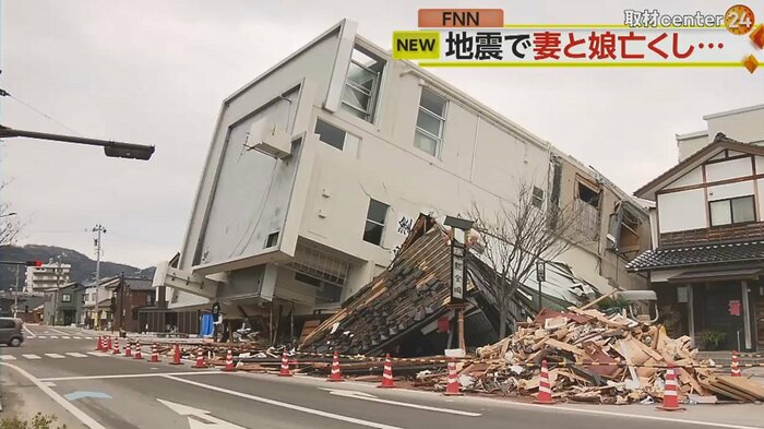 隣にあった7階建てビルが倒れ、自宅兼店舗は押しつぶされた