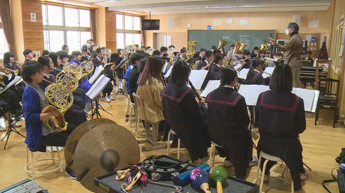 千曲市と坂城町の中学校5校の生徒50人が一緒に練習